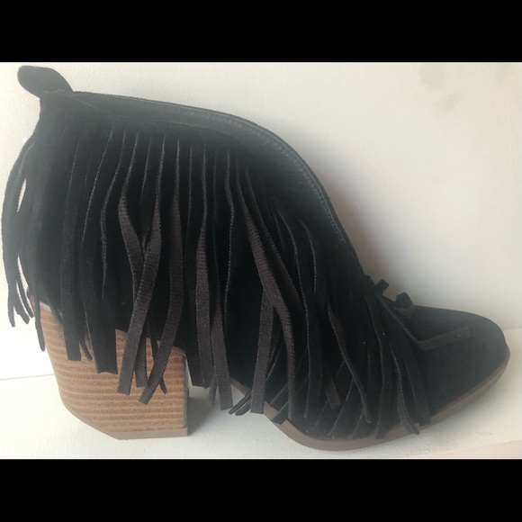 LAST ONE - size 7 🔥🔥Black Fringe Booties 🔥🔥 - Picture 3 of 6